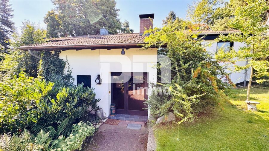 Einfamilienhaus im Bungalow-Stil + Nutzflächen / Pool / Terrasse auf riesigem Traumgrundstück - Frontansicht